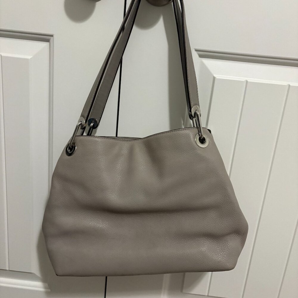 🪢2/$100🪢 MICHAEL KORS Satchel Bag, metal stud embellishment - Picture 9 of 11